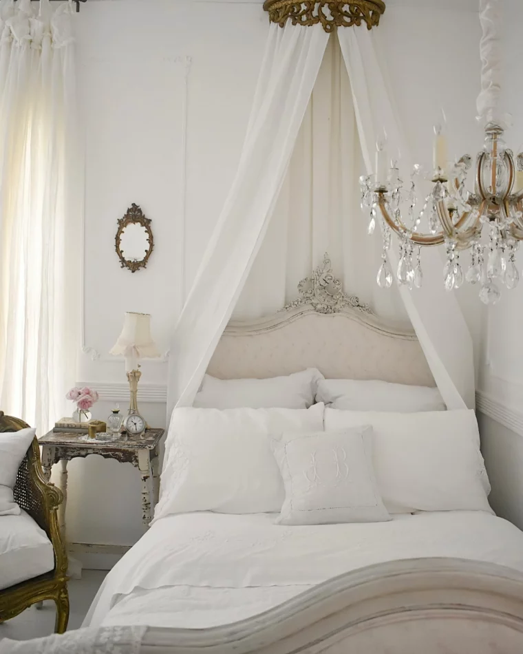 dеcoration chambre adulte romantique lit baldaquin fauteil