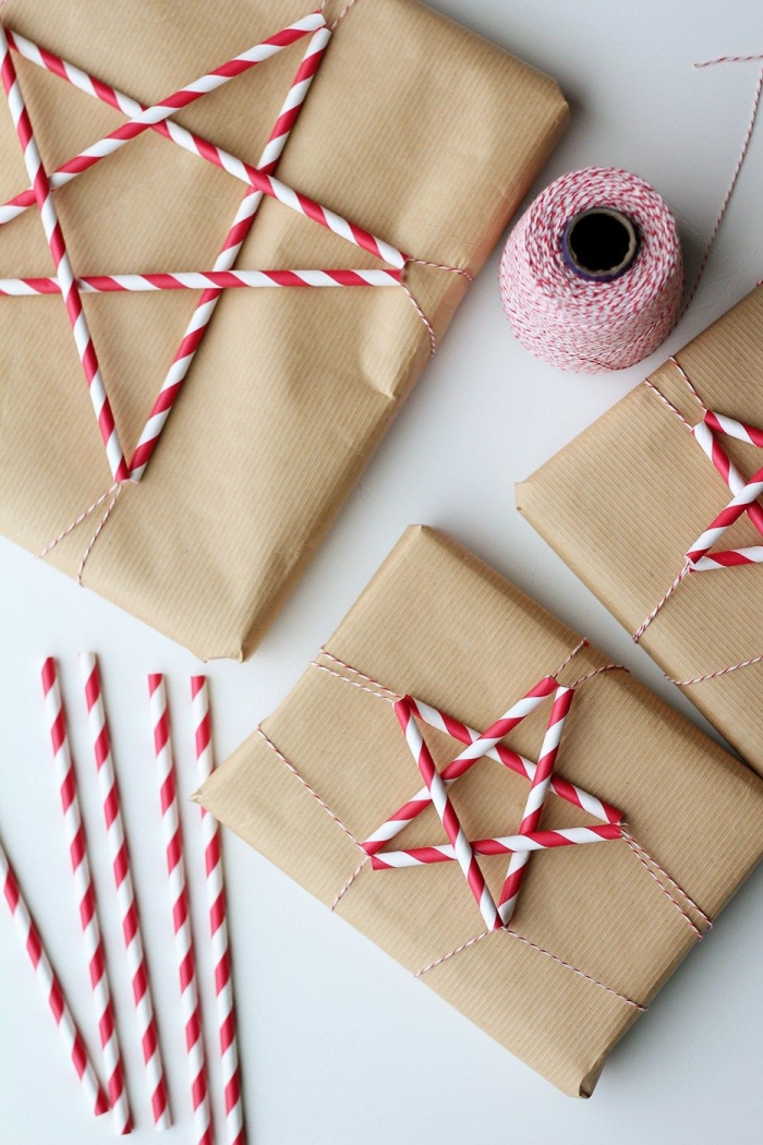 emballage cadeau en papier kraft et des pailles rouge et blanc façon étoile de noël, deco recup sur un paquet cadeau en papier kraft