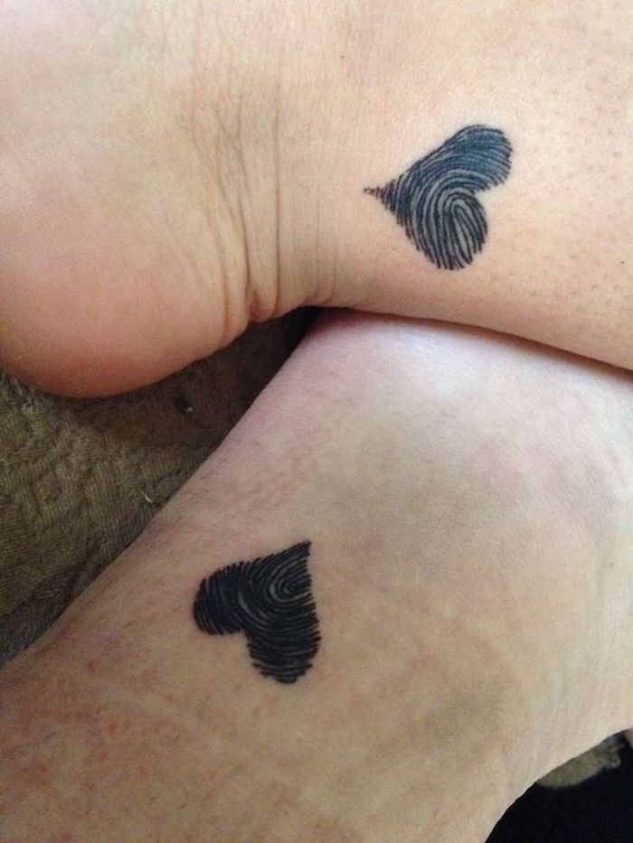 Tatouage minimaliste sur le pied, emprunté du doigt de celui que j aime à la forme de coeur, tatouage pour couple 