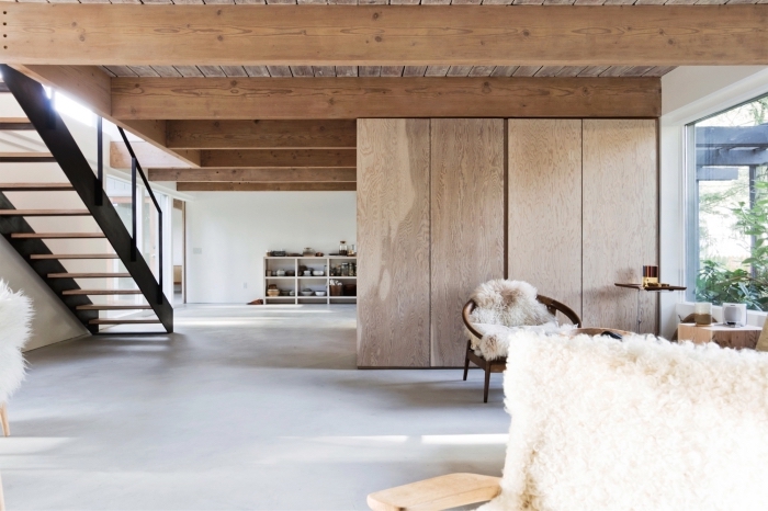 exemple de design intérieur de style scandinave dans une maison spacieuse aménagée avec meubles de bois et textures naturelles, modèle déco avec poutre en bois