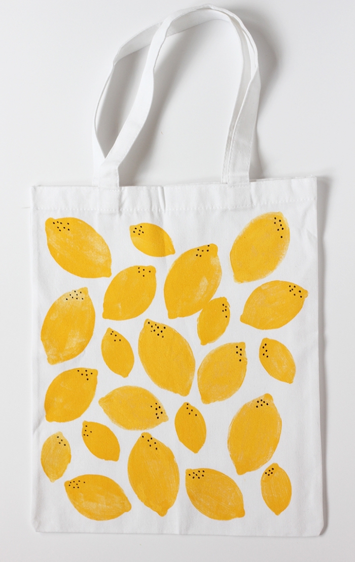 dessin de citron jaune avec petits dots noirs réalisés avec peinture et feutre pour textile, exemple déco dessin sur tissu