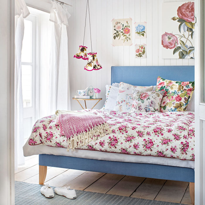 deco maison de charme, lit bleu paré e linge de lit shabby deco, motifs fleuris, lamris blanc, suspensions floraux, parquet bois clair