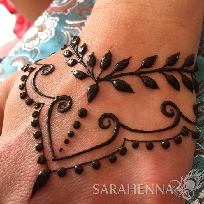 exemple petit tatouage au henné sur la main après pose par sarahenna