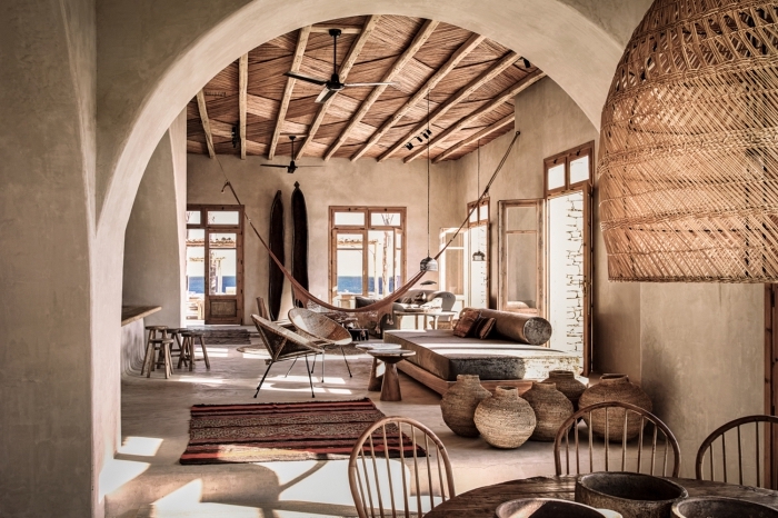 intérieur exotique avec meubles de bois, modèle de plafond rustique en bois avec poutres apparentes, aménagement salon exotique avec meubles et objets bois