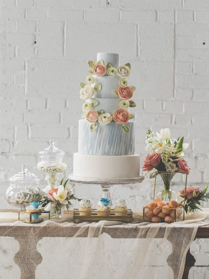 Gâteau mariage à choisir, le plus beau gateau du monde, gateau a fondant bleu et blanc, fleurs en couronne pour decoration gateau de mariage original