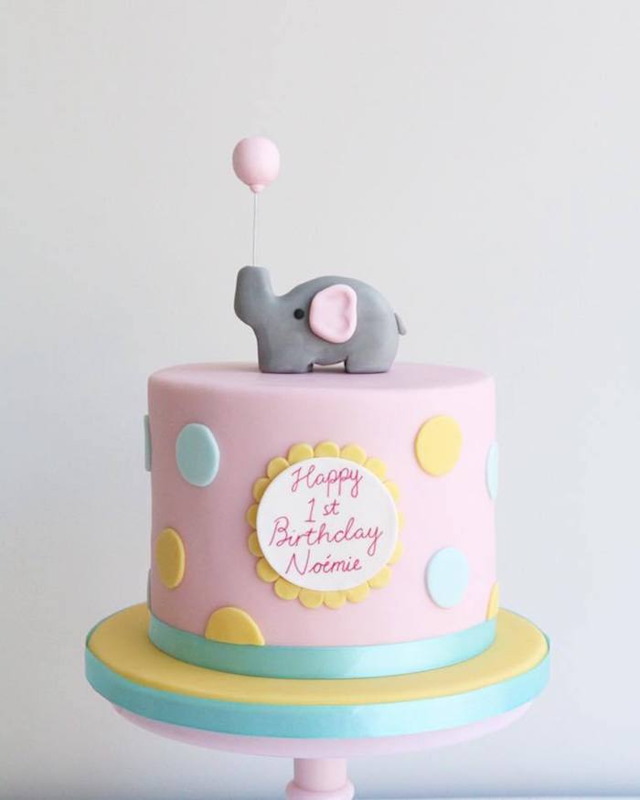 Beau bébé éléphant figurine sur gâteau d'anniversaire 1 an, image gateau anniversaire, gateau d anniversaire personnalisé original