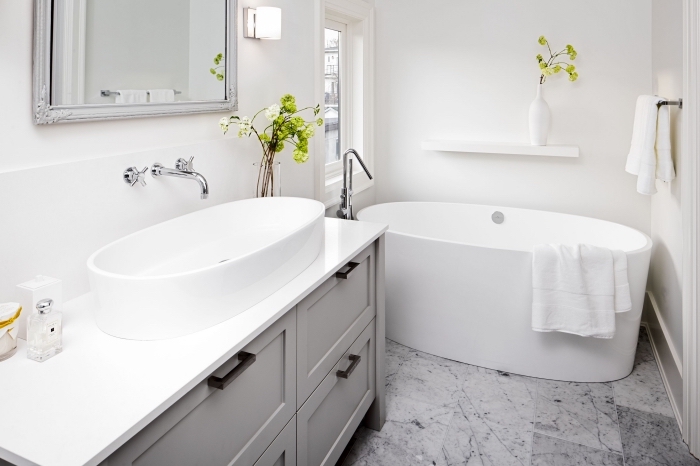 idée aménagement stylé d'une salle de bain 3m2 à design monochrome blanc, modèle rangement gain place avec étagère murale