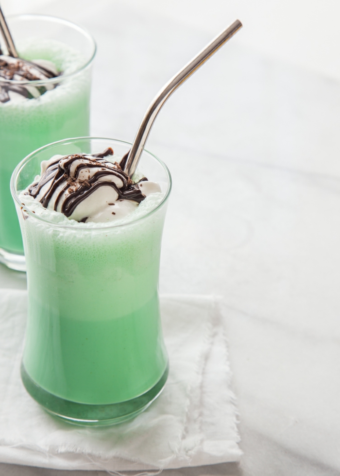 milkshake vanille et menthe, deux verres de milkshake maison en couleur vert menthe
