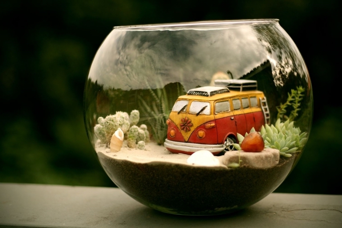 idée quoi faire avec un vieil aquarium, mini jardin dans un contenant en verre rond et ouvert rempli de sable avec mini plantes