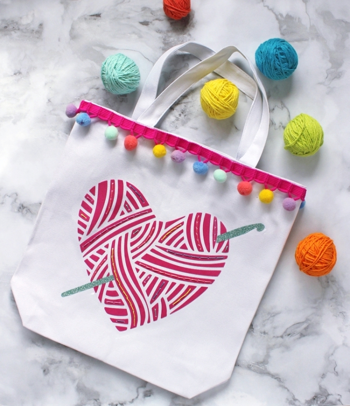 modèle de petit sac cabas blanc avec dessin de coeur rouge et bordure en pompons colorés, idée comment personnaliser un accessoire