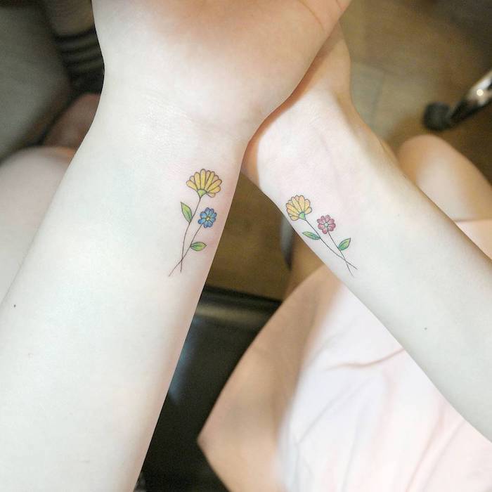 Fleurs colorés sur le poignet, tatouage complémentaire, tatouage symbole, se tatouer avec sa copine