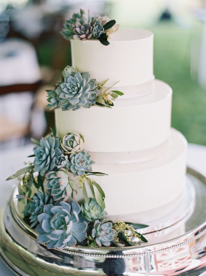 Gateau wedding cake, figurine gateau mariage, original gateau pour mariage, plantes vertes pour décoration de gateau simple trois etages couverts en fondant blanc 
