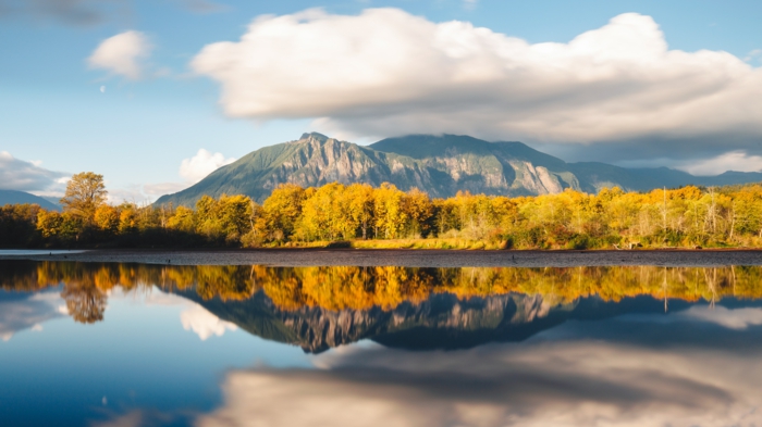 paysage d'automne, la foret qui se reflète dans les eaux du fleuve, montagne, grand nuage