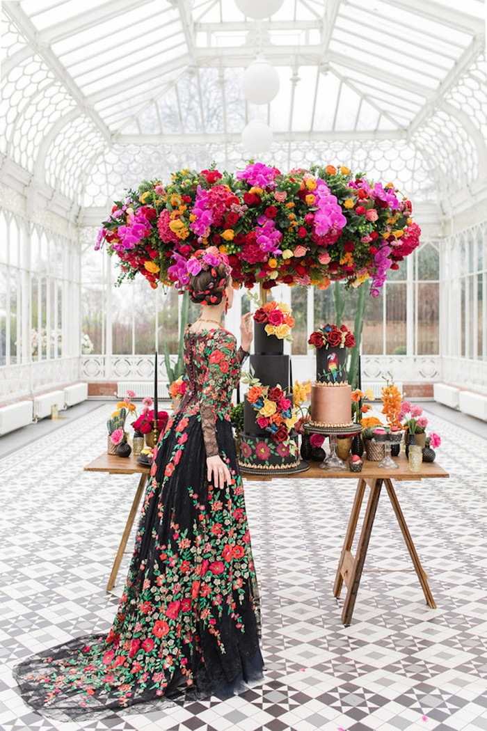 Image de gateau mariage thème Frida Kalho, le plus beau gateau du monde, personnage gateau mariage original coloré 
