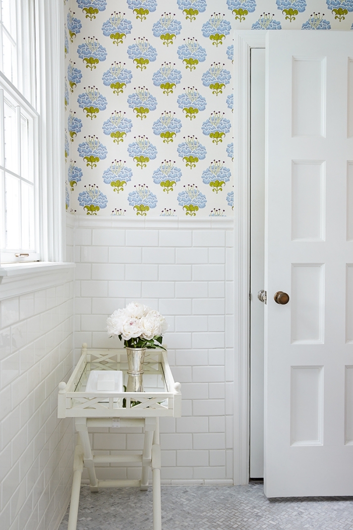 du papier peint toilette à motifs floraux bleu et vert posé en haut du mur pour rafraîchir l'intérieur blanc 
