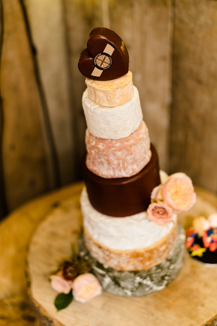 Idée gateau wedding cake pour votre mariage, support gateau mariage champetre, originale idée gateau de fromages