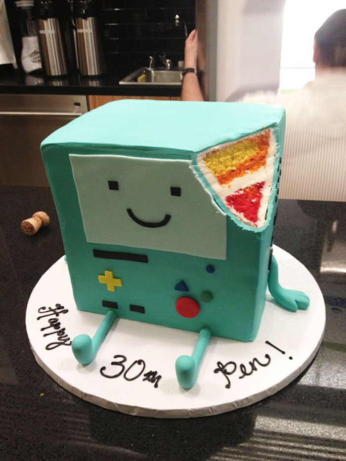 Cool idée de gâteau geek avec un game boy, gateau herisson, image gateau anniversaire pour celebrer ensemble