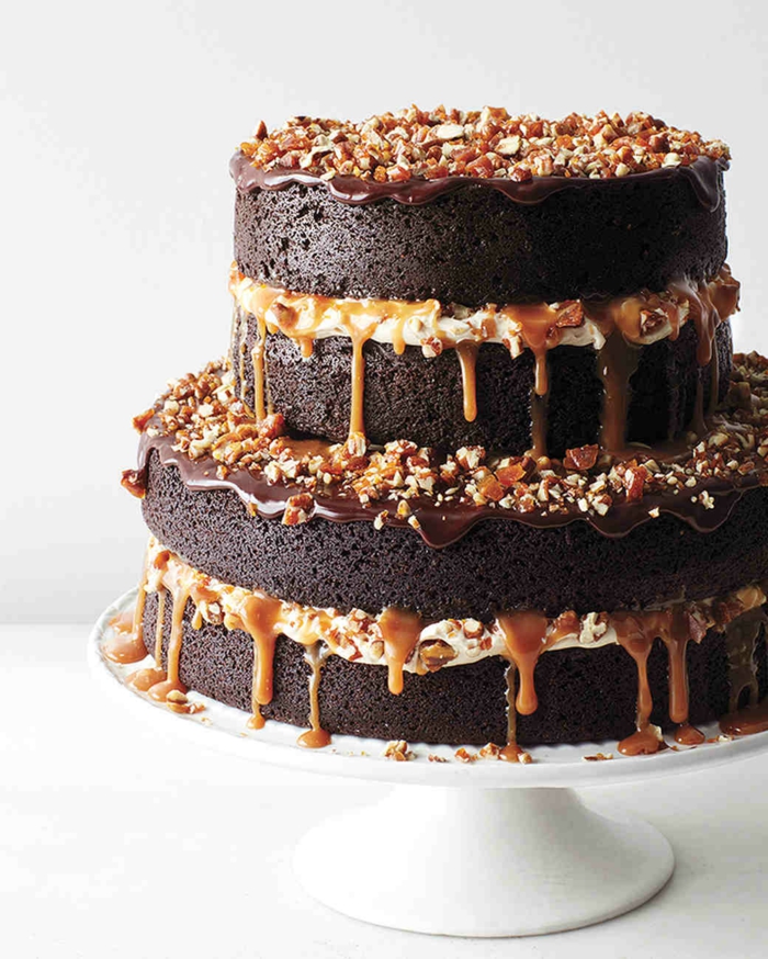 comment faire un gateau anniversaire chocolat, couches de pâte cacao glacées de crème et caramel