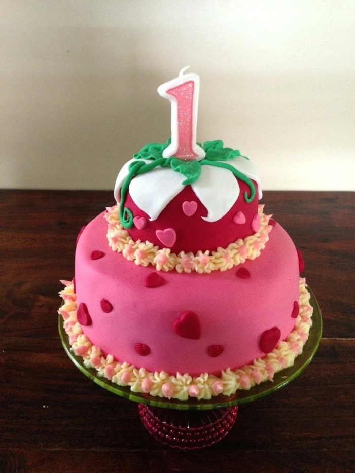 gateau à coeurs, gateau anniversaire fille un an, pate à modeler rose pour desserts et gateau creation