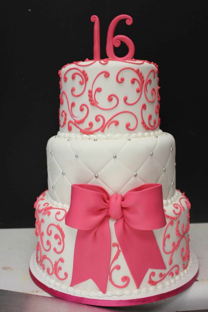 piece montee en rose et blanc, ruban rose, gateau d'anniversaire personnalisé