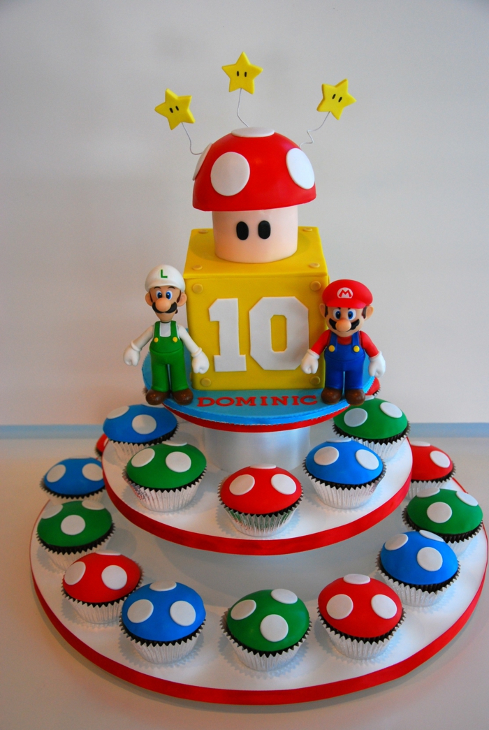 gateau anniversaire garçon, gateau cupcake plusieurs étages, champignon rouge et blanc au top