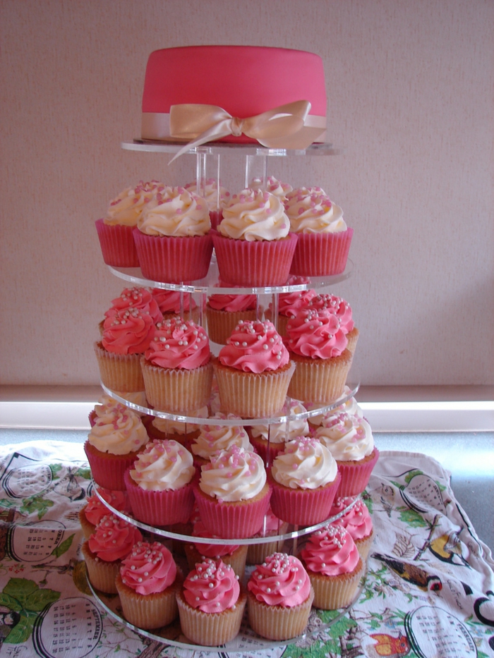 gateau de cupcakes roses et blancs, sculpture avec pâtisseries et assiette de présentation