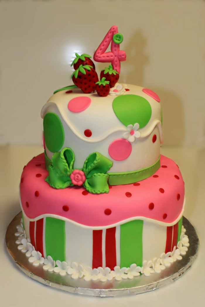 pièce montée d'anniversaire en rose, blanc et vert, fraises rouges au top, décoration pois rouges