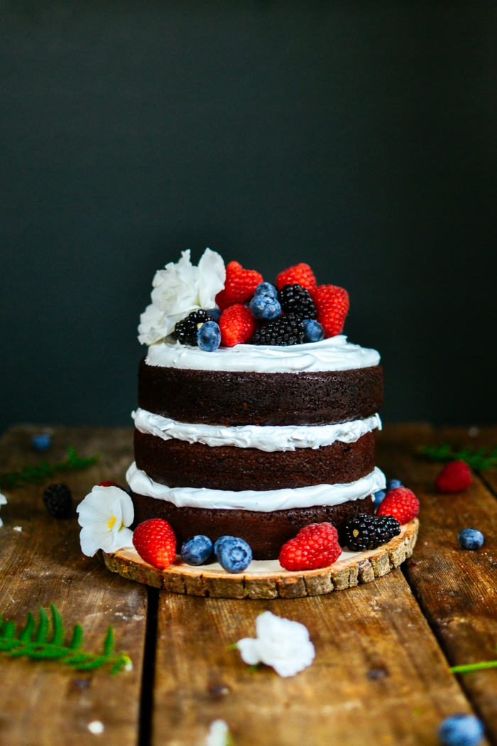 photo de gateau d'anniversaire fait maison, joli cake décoré de fruits rouges et de fleurs blanches