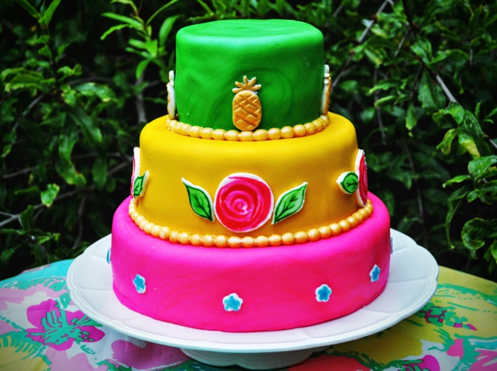 gateau creation sur trois étages, déco avec ananas et roses dessinés, cake en rose, jaune et vert
