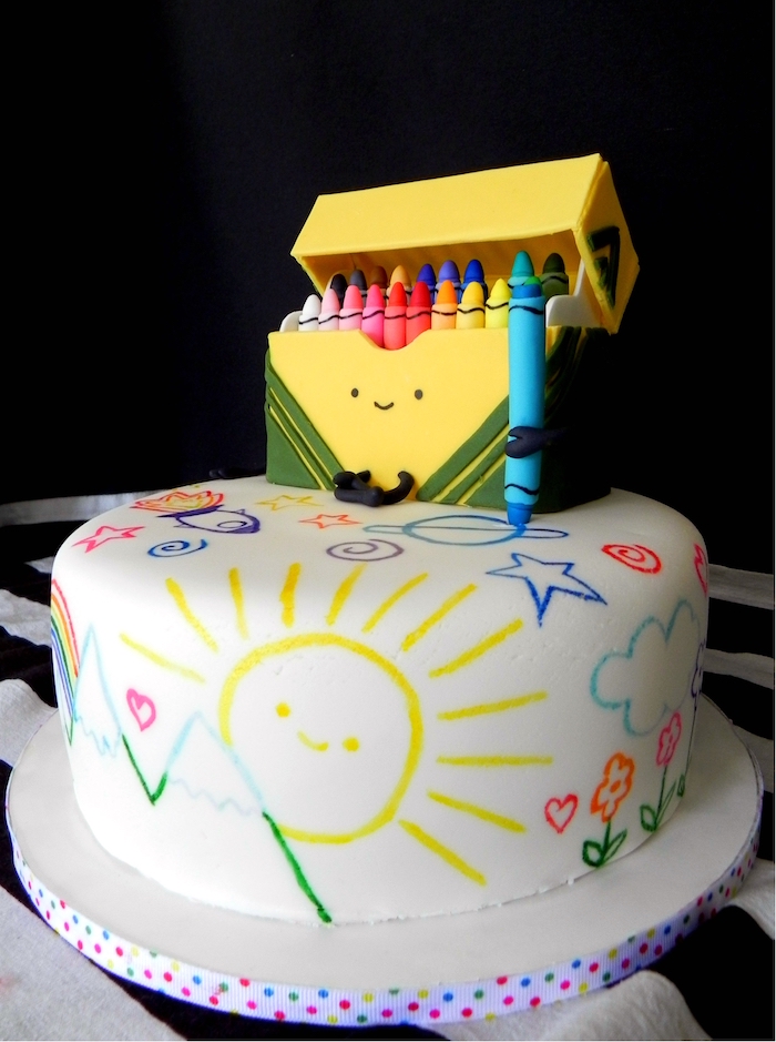 Beau gateau enfant intéressant, gateau d'anniversaire personnalisé pour s'amuser, cool idée avec crayons en pâte à sucre