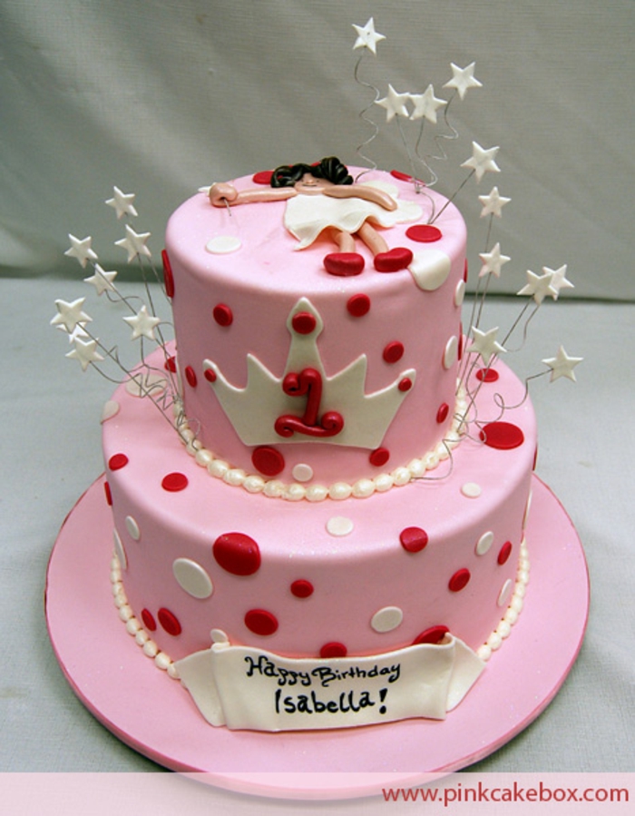 gateau de deux étages, gateau d'anniversaire personnalisé, nappage de pâte rose, pois rouges et blancs, figurine