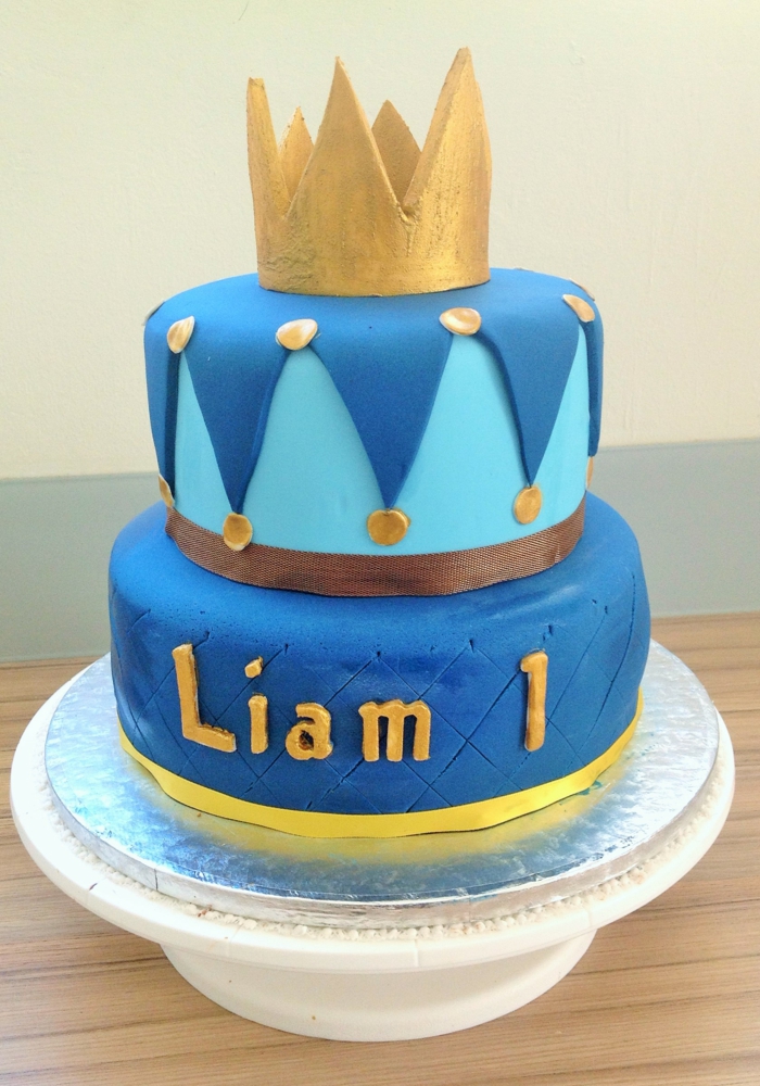 gateau personnalisé pour anniversaire, tiare dorée au top, gateau d'anniversaire bleu avec une inscription