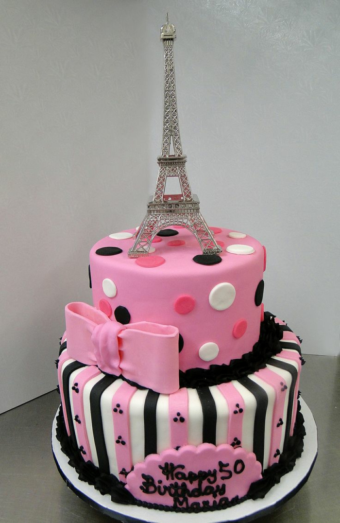 gateau avec la tour eiffel, cake au glaçage rose, ruban rose sculpté, gateau d'anniversaire personnalisé