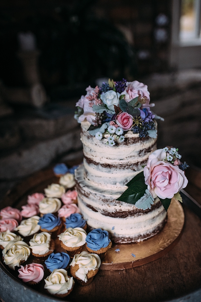 Gateau au chocolat idée gateau de mariage, image de gateau pour mariage, décoration fleurs, cupcakes avec iceing rose