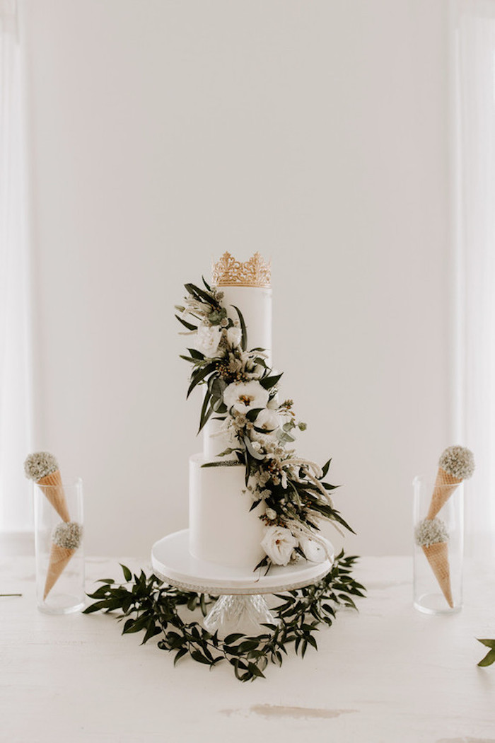 Gâteau mariage magique, image de gateau thématique pour mariage boheme chic, glaces, figurine de couronne en top pour deco mignonne 