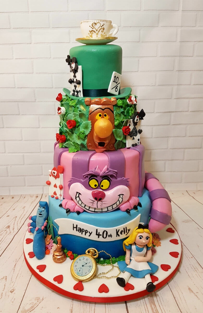 gâteau animaux coloré, quatre étages, sculptures animaux et tasse à café, gateau amusant pour le quarantième aniversaire