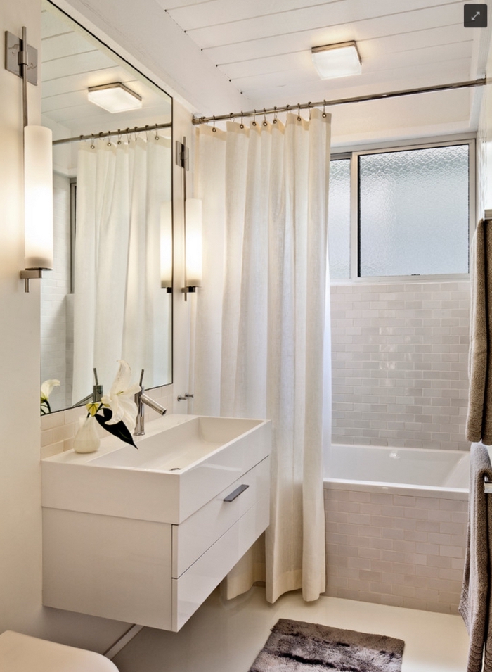 comment intégrer une petite baignoire dans salle de bain petit espace, astuce pour agrandir l'espace avec large miroir