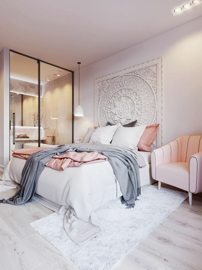 verrière intérieure, deco chambre moderne, fauteuil rose, coussins gris et roses, tête de lit en textile