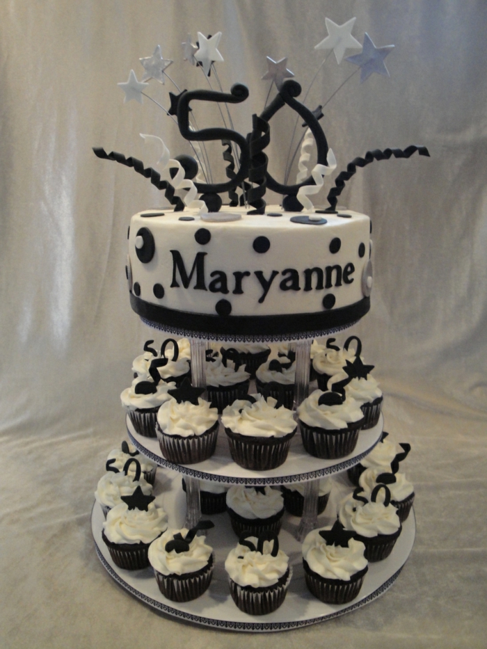 tour de cupcakes en noir et blanc, gateau cinquantième anniversaire, pièce montée d'anniversaire