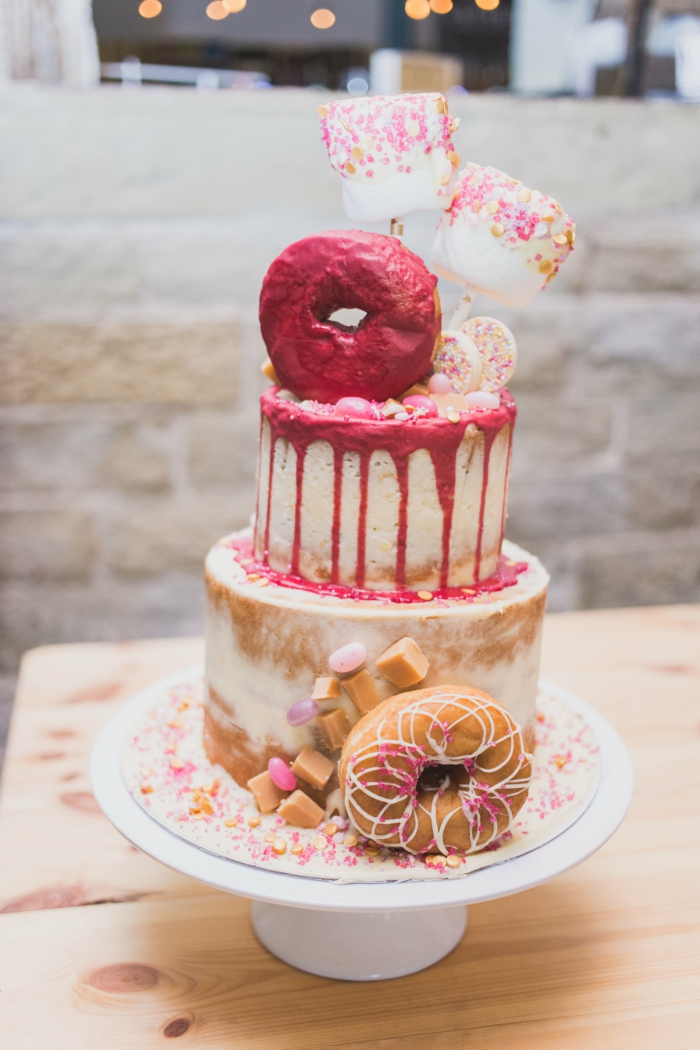 gateau design décoré avec marshmallow, donuts et bonbons, gateau naked cake deux étages