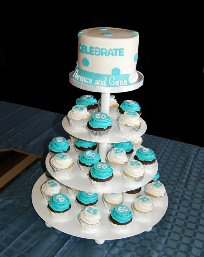 présentoir de gâteau superbe blanc, cupcakes à glaçage blanc et bleu, gateau d'anniversaire personnalisé