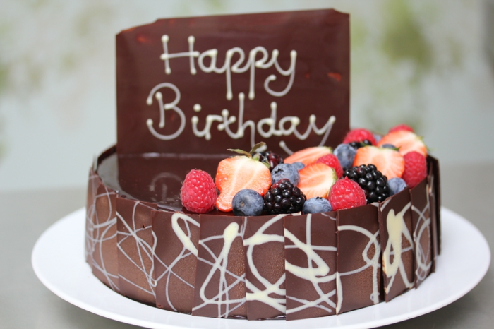gateau anniversaire chocolat, fruits frais et gateau sculpté en chocolat deux étages et inscription