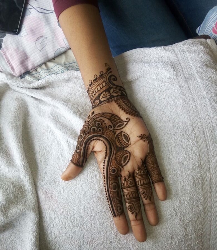 tatouage henné noir détaillé sur l'intérieur de la main et du poignet