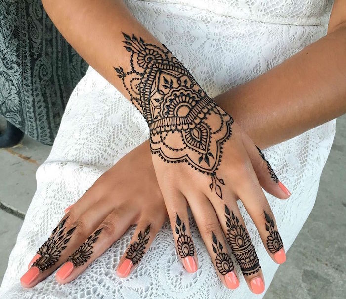 tatouage henné main style mandala sur le poignet et le bout des doigts