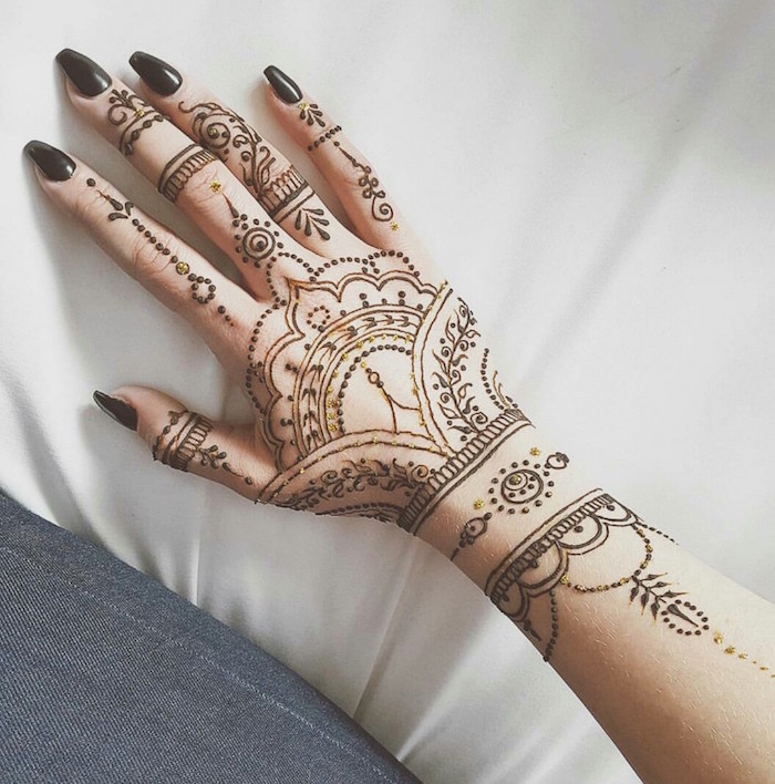 exemple de dessin au henné noir main et poignet et ongles assortis