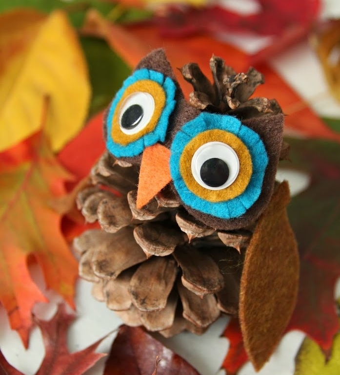 activité automne maternelle avec pommes de pin, creation en pommes de pin hiboux aux yeux, bec et ailes en feutrine