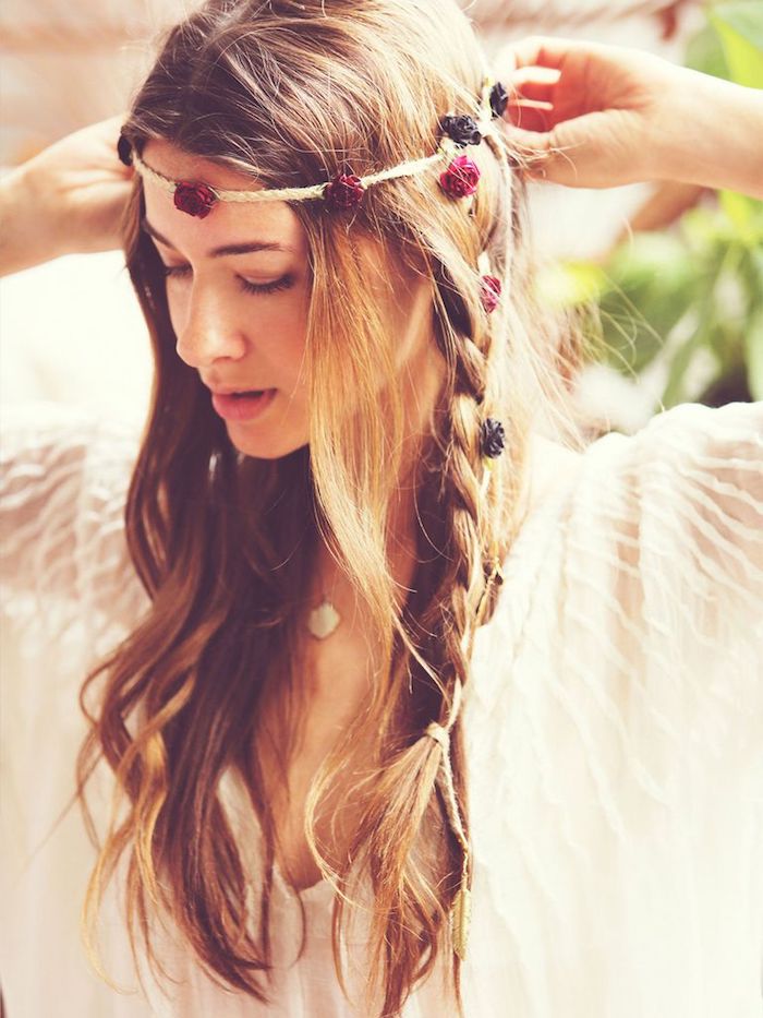 Idée coiffure cheveux long, originale idée comment coordonner la coiffure et le thème de mariage, style tribale avec tresse, une corde avec fleurs diy pour accessoire hippie 