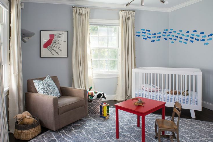 chambre enfant en gris, fauteuil taupe, table basse rouge et chaise d'enfant, tapis géométrique, peinture chambre enfant grise