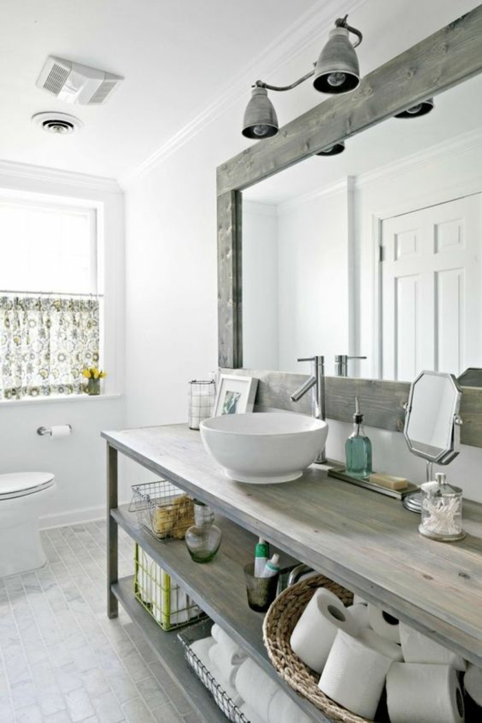 modele de salle de bain, déco salle de bain zen, salle de bain 5m2, grand miroir rectangulaire au cadre en bois gris, lavabo blanc rond, deux appliques pour le plafond en style industriel