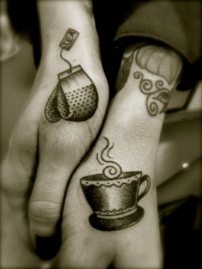 Thé et son sachet tatouage couple discret, tatouage symbole qui se comlete, tatouage amour et fidelite